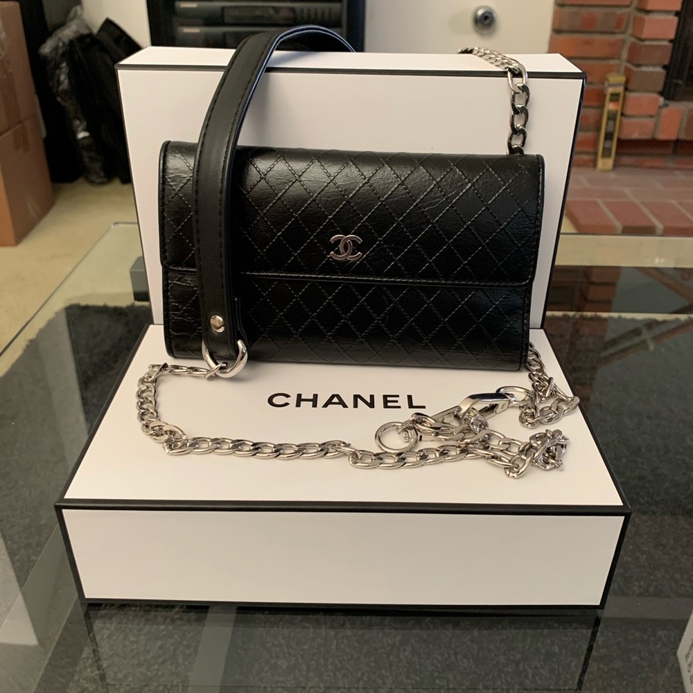 CHANEL Calfskin Diamond Stitch Long Wallet…